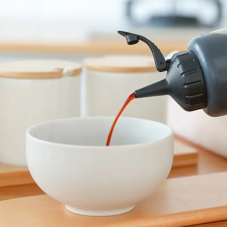 挤压酱料瓶